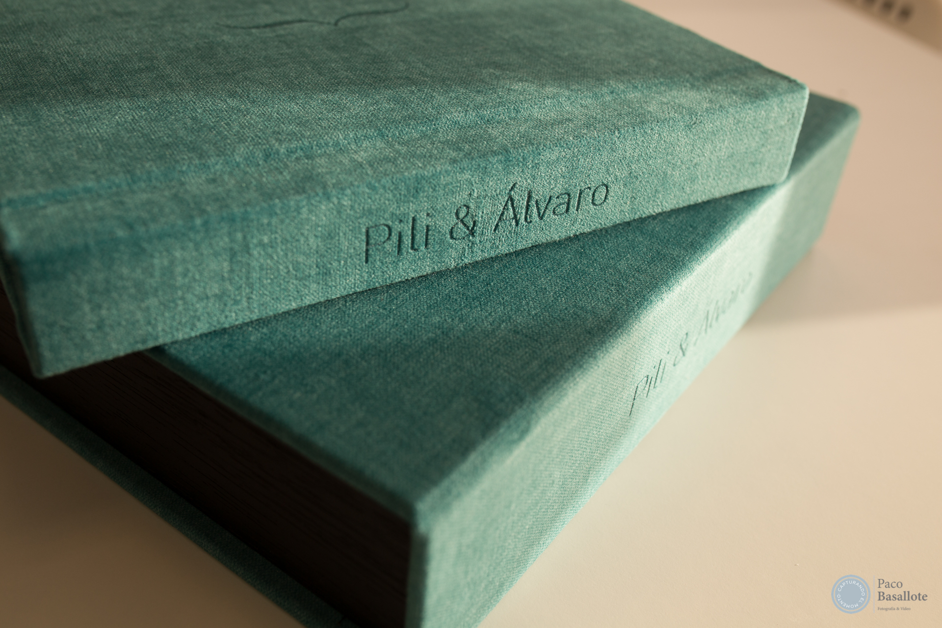 Detalle álbum fotográfico boda Pili y Alvaro. Estudio Fotográfico en Sevilla Paco Basallote