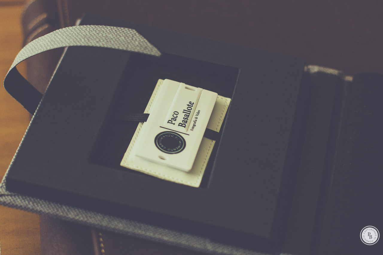 Detalle álbum boda Mari Tere y Emilio. Paco Basallote fotografía Sevilla